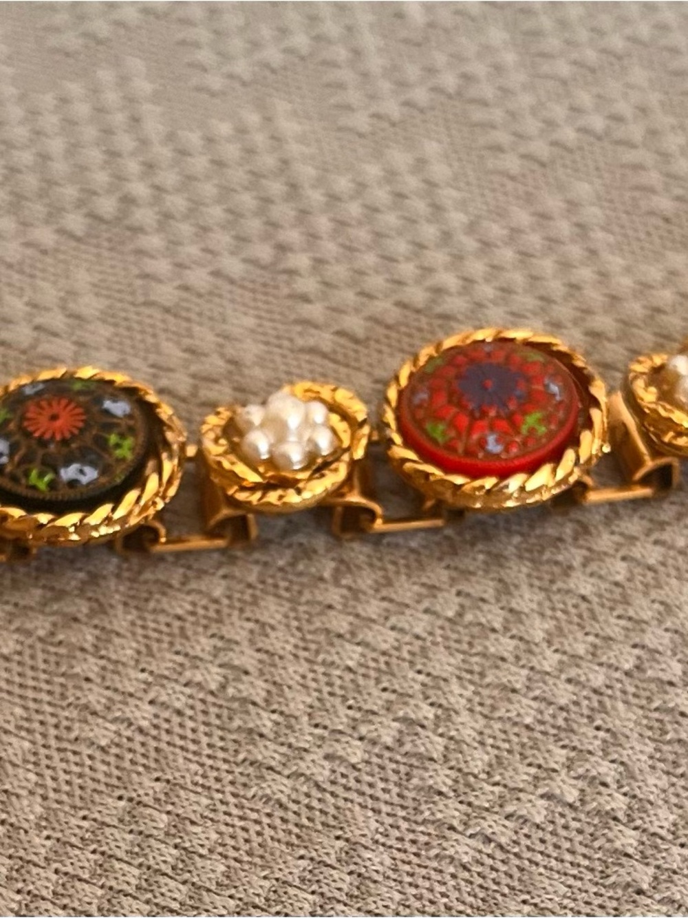 Vintage Raised Floral Glass Cabochon Bracelet Faux Pearl Gold Tone 7” 38g